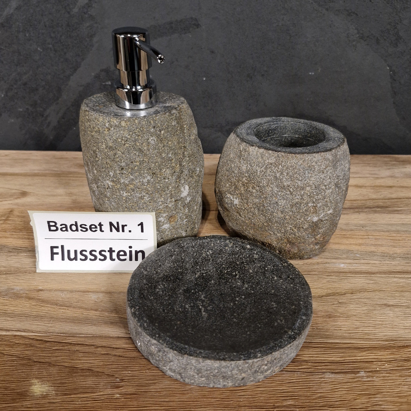 Dreiteiliges Flussstein-Badset von SEIFENSPENDER, inklusive natürlicher Flusssteine für stilvolle Badgestaltung