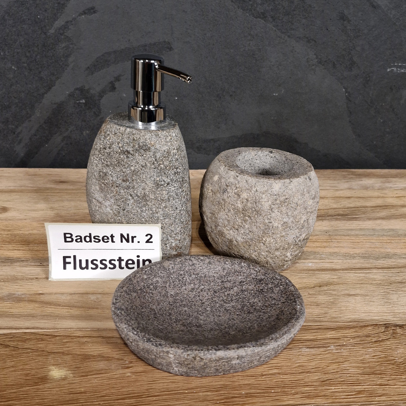 Drei Flusssteine im Badgestaltung-Set von SEIFENSPENDER, natürliche Steine für dekorative Badezimmergestaltung.