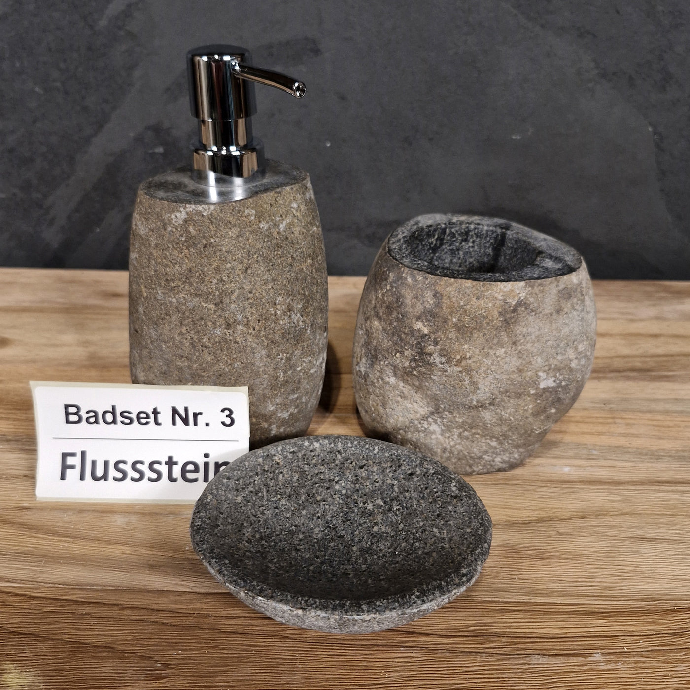 Dreiteiliges Badgestaltung-Set mit Flussstein, inklusive Seifenspender und Dekorationssteine, für ein natürliches Badezimmerambiente
