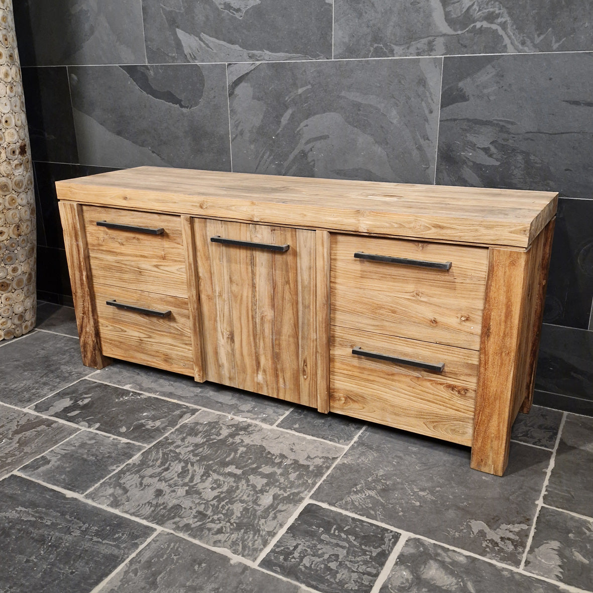 Handgefertigter Badezimmer-Unterschrank aus Teakholz mit rustikaler Oberfläche, Bali Model 3, für stilvolle Badgestaltung.