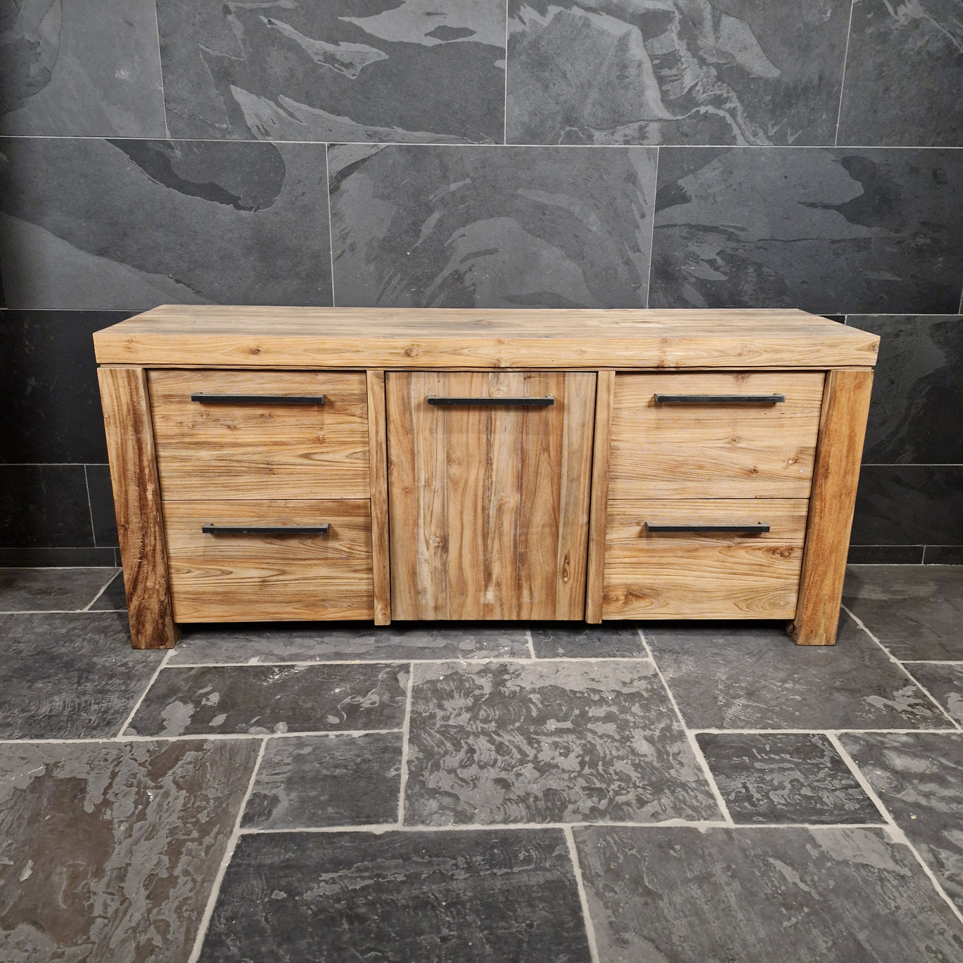 Handgefertigter Badezimmer-Unterschrank aus Teakholz mit rustikaler Oberfläche, Bali Model 3, Maße 180x52x80 cm.