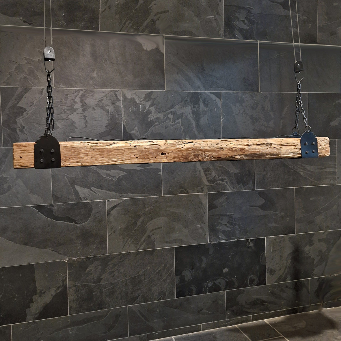 Hängelampe aus Teakholz für Badgestaltung, mit Balkenlampe-Spot im modernen Design, sichtbar an der Decke montiert