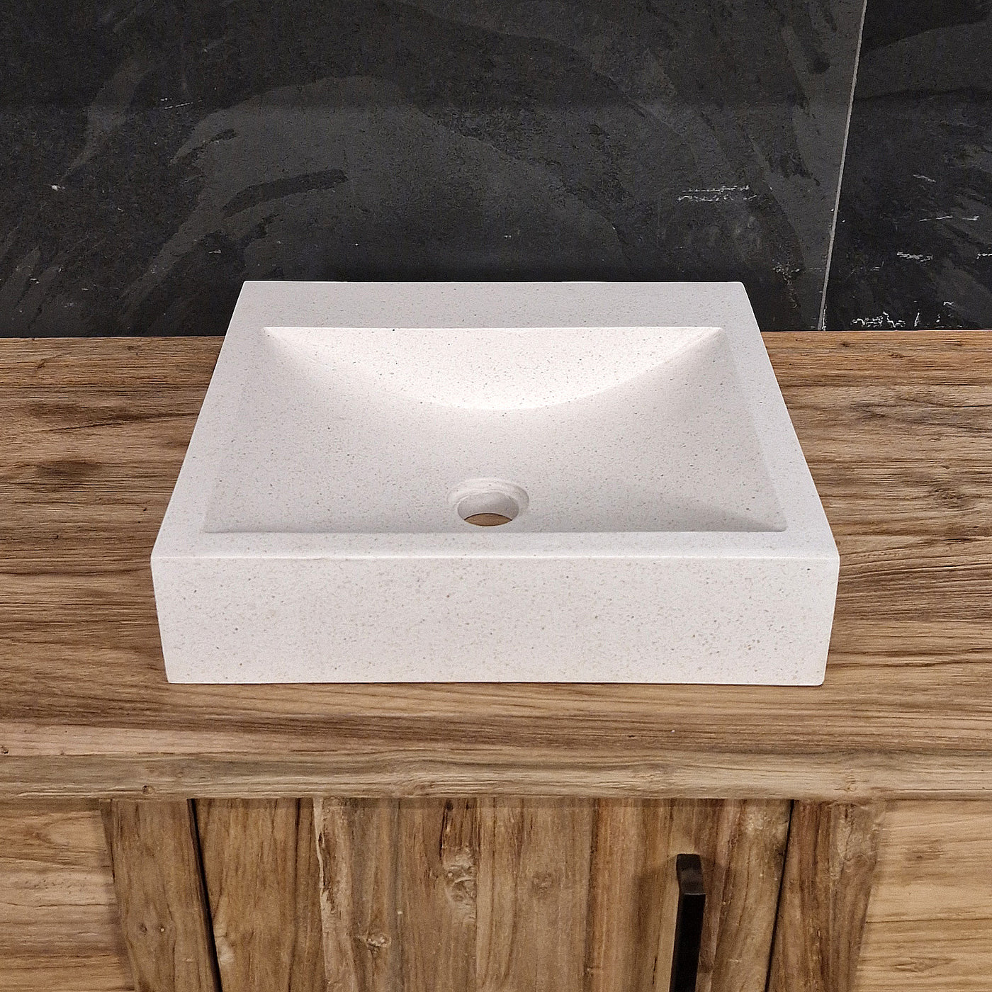Waschtisch aus gebrochenem weißen Terrazzo, BILBAO, in verschiedenen Größen für Badezimmergestaltung, Bild zeigt 42x38x10cm Modell