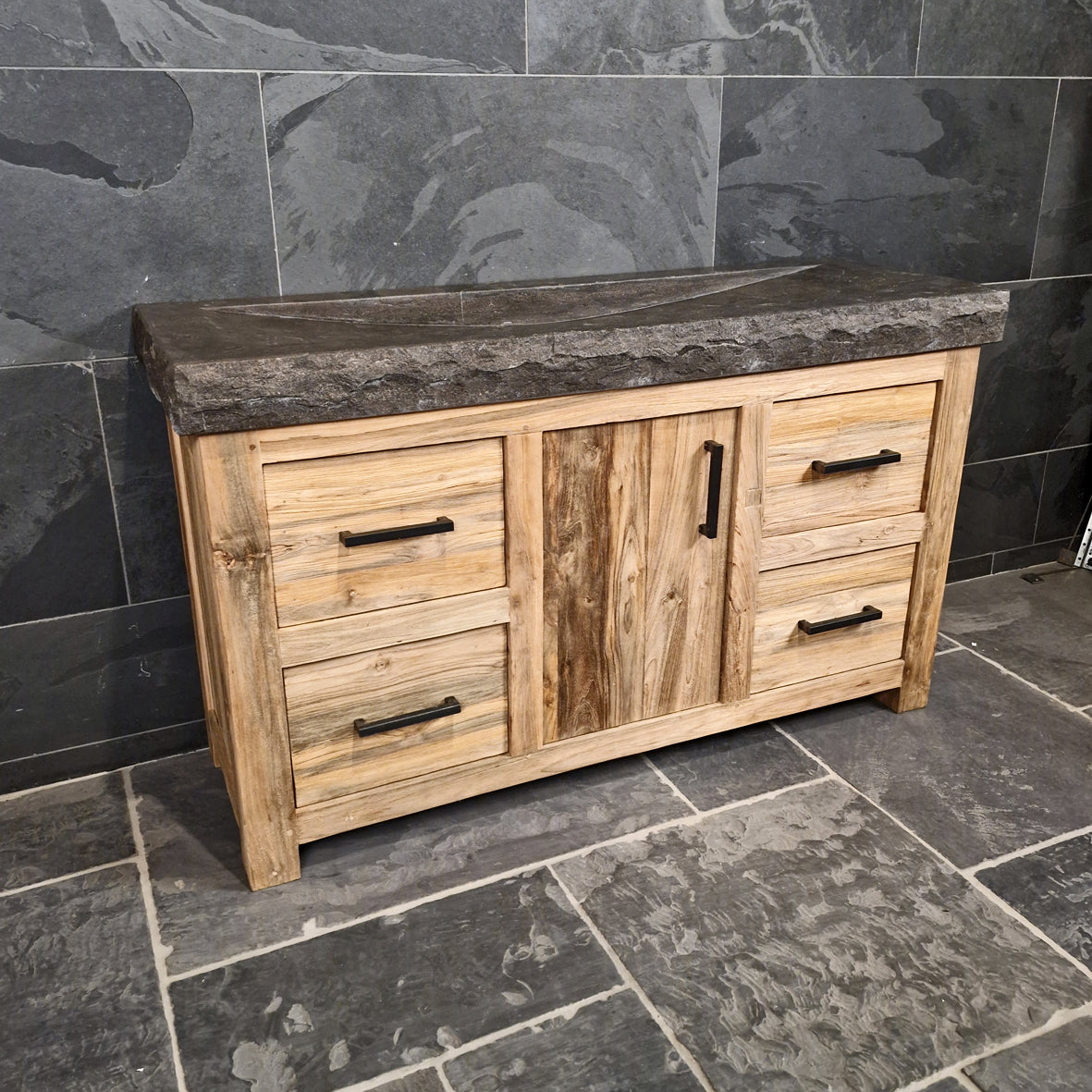 Unterschrank mit Waschtisch aus recyceltem Holz im rauen Naturlook, Teil der Badgestaltung von BINTAN, mit Waschbecken in Holzoptik