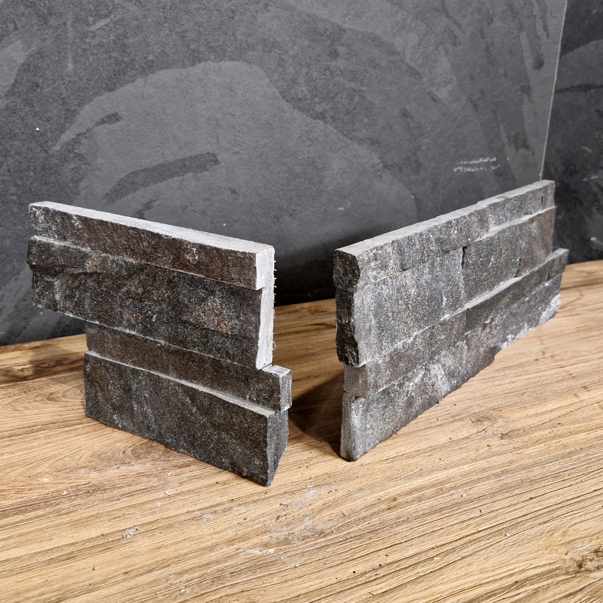 Schwarzquarzit Naturstein Verblender Muster, Ecke mit schwarzer Quarzit-Oberfläche, für Wandgestaltung, Muster von Muster.