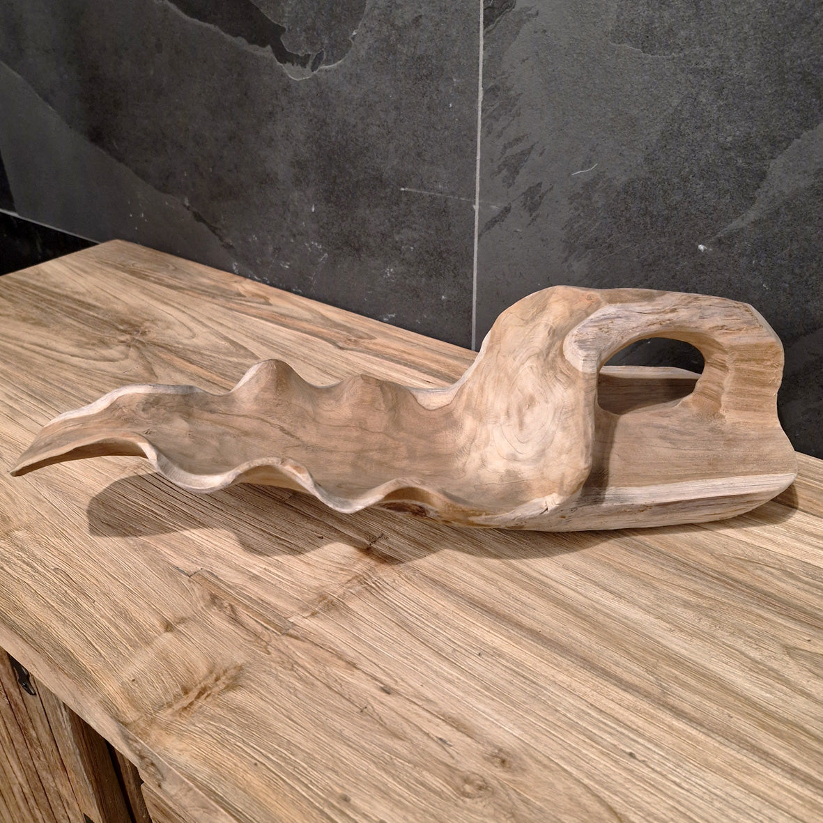 Recycelte Teakholz-Blattschale für Badgestaltung, handgefertigt, natürliche Holzmaserung und umweltfreundliches Design.