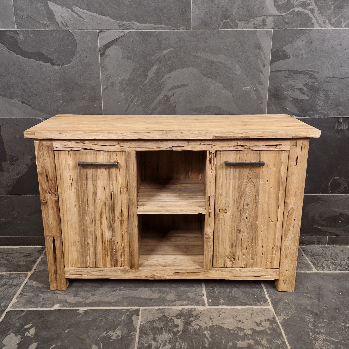 Badezimmer-Unterschrank aus recyceltem Holz von Borneo, natürliche Badgestaltung, Maße 126x50x80cm, pflegeleicht.