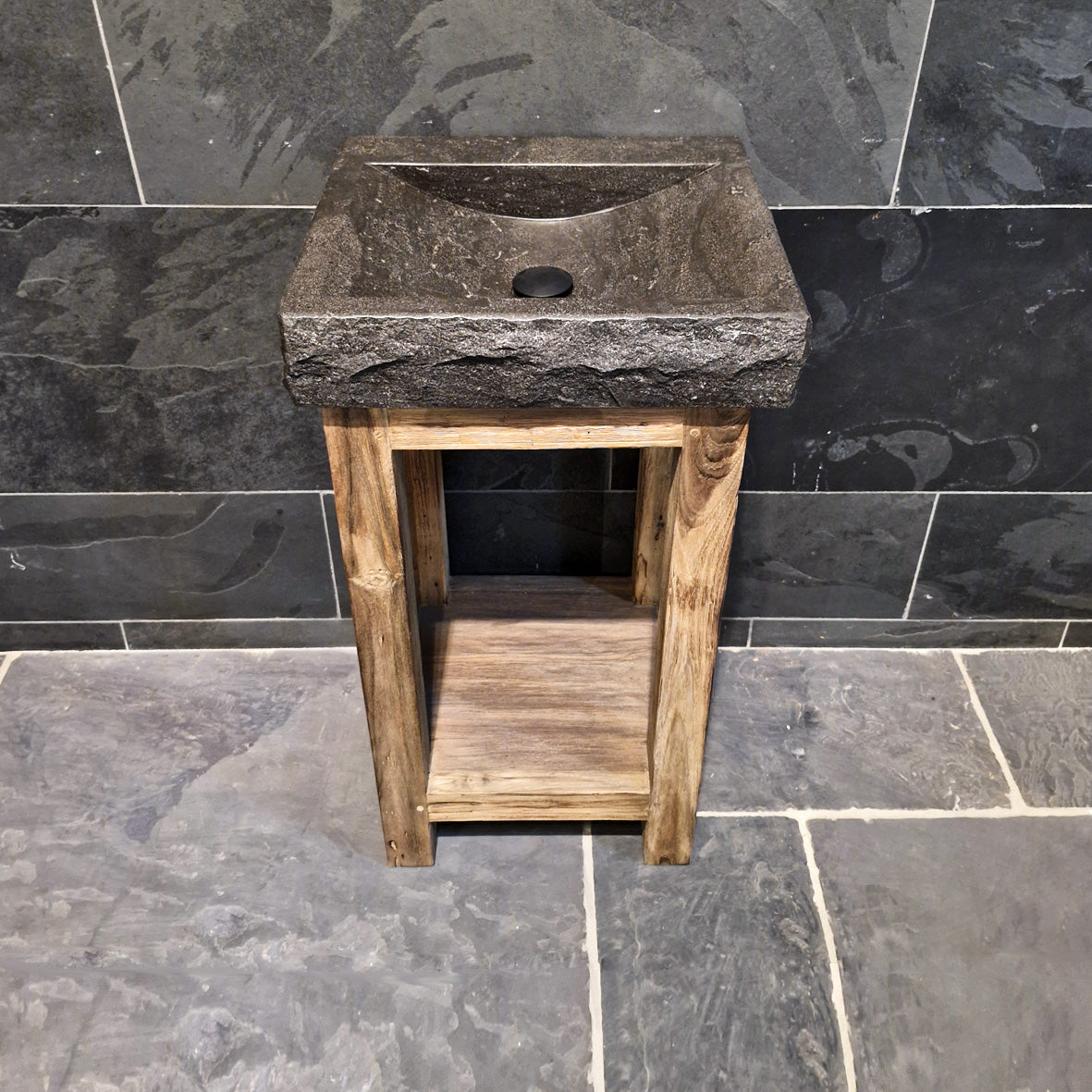 Badezimmermöbel mit Waschtisch aus Teak, grob gebürstet, in der Badgestaltung von Denpasar, unter dem Waschtisch.