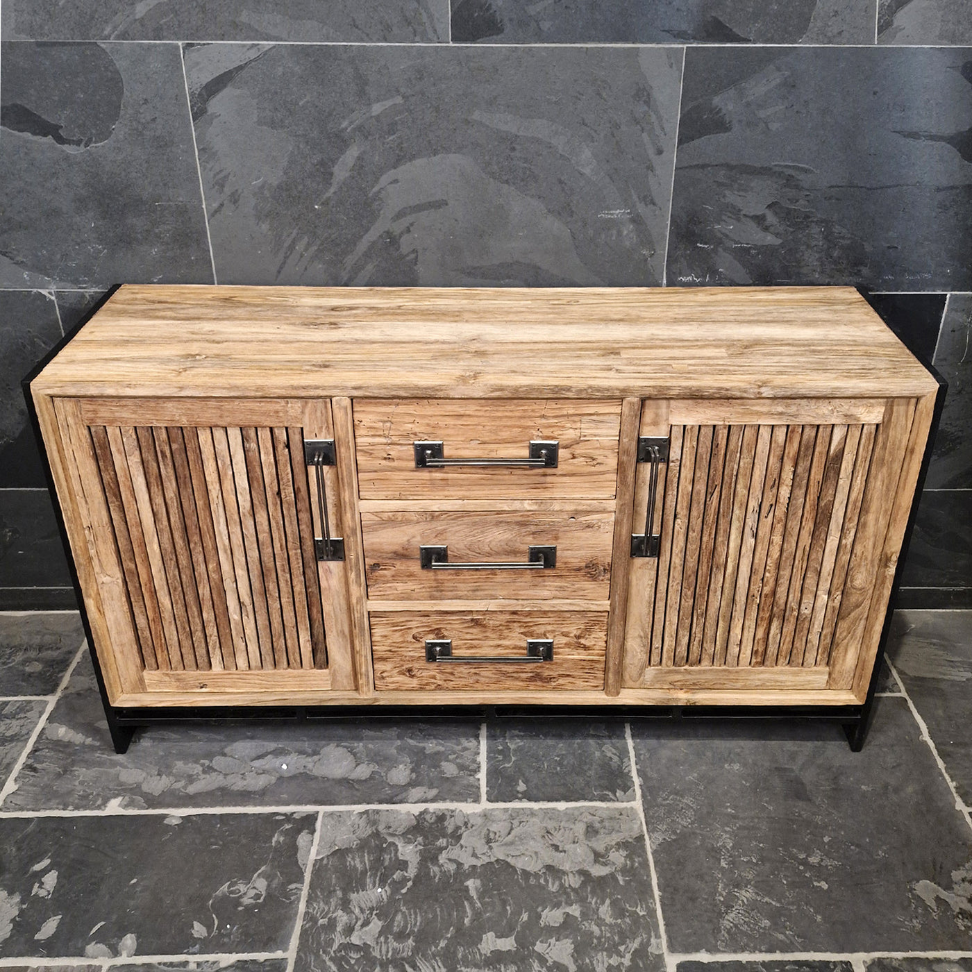Depoku Badunterschrank aus recyceltem Teakholz mit Schlitzen, Maße 150x47x80cm, stilvolle Badgestaltung auf Bild sichtbar