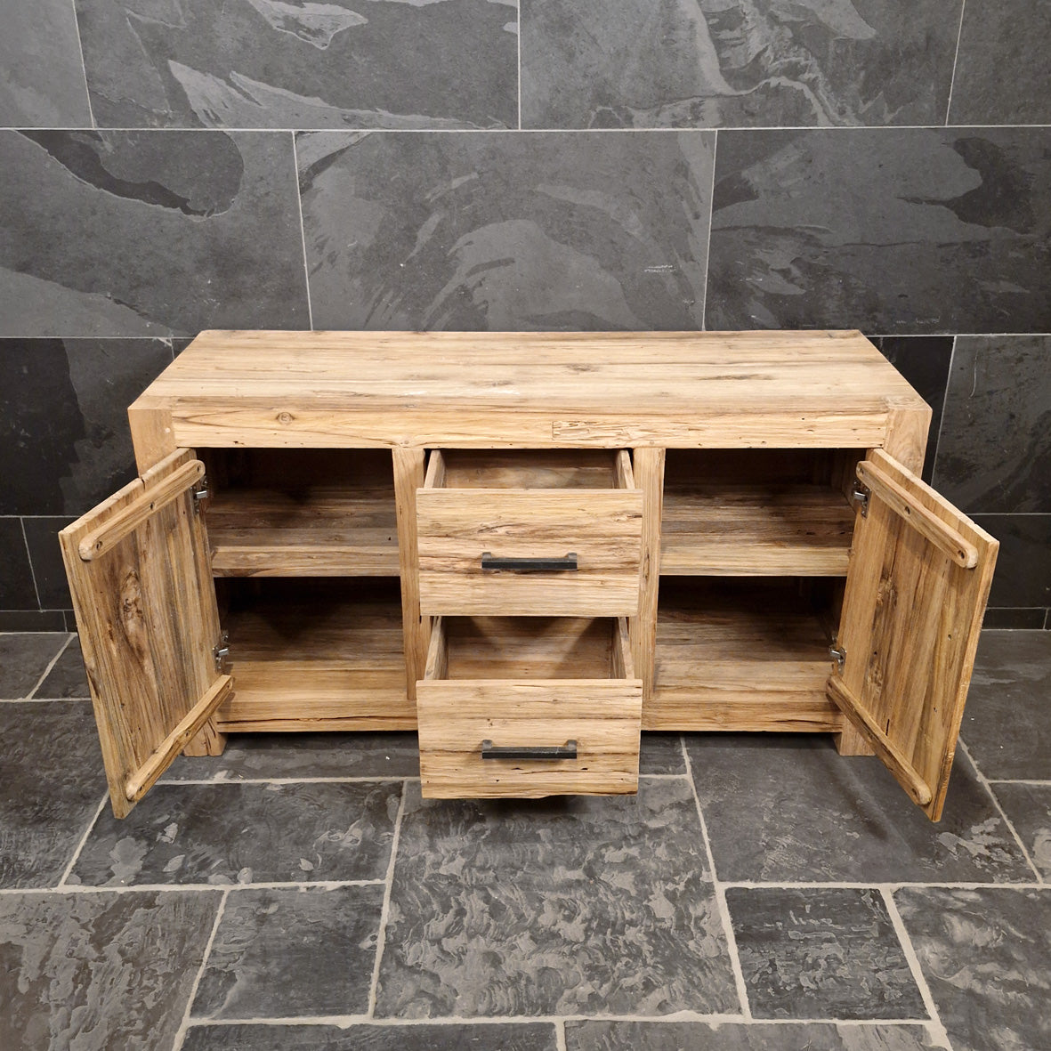 Stilvoller Badezimmerschrank aus Teakholz von FLORES, Maße 150x52x80cm, für elegante Badgestaltung.