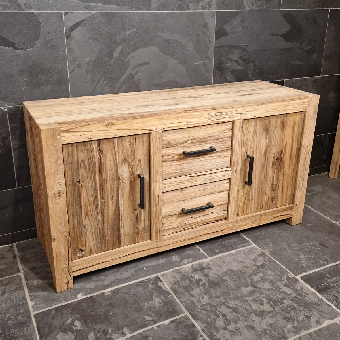 Stilvoller Teakholz-Unterschrank für Badezimmer von FLORES, ideal für elegante Badgestaltung, Maße 150x52x80 cm.