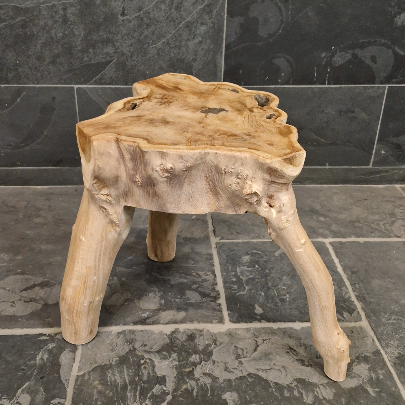 Hocker aus Wurzelholz im Badgestaltung, aus Altholz gefertigt, mit natürlichen Holzmaserungen und handgefertigtem Design.