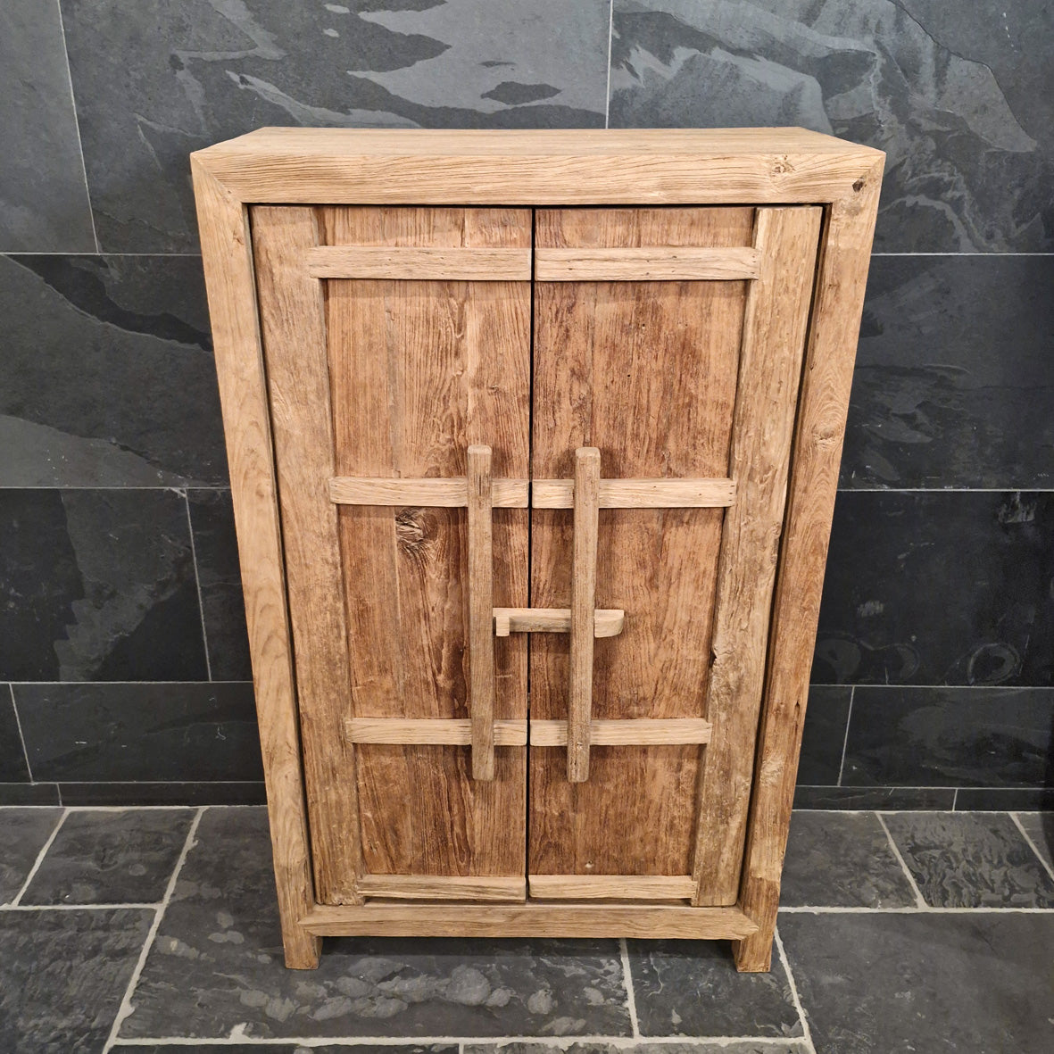 Nachhaltiger Doppeltür-Wandschrank von Kodia, Badgestaltung, mit stilvollem Design, 90x45x145cm, aus langlebigen Materialien.