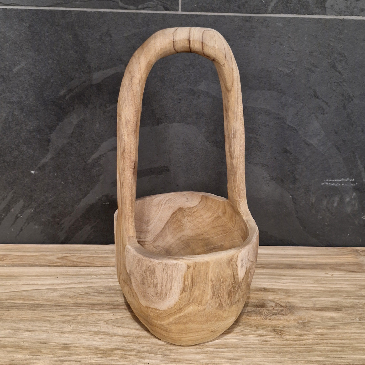 Dekorative Badgestaltung aus Teakholz in einem Körbchen, natürliche Holzoptik, handgefertigt für stylische Badezimmer.