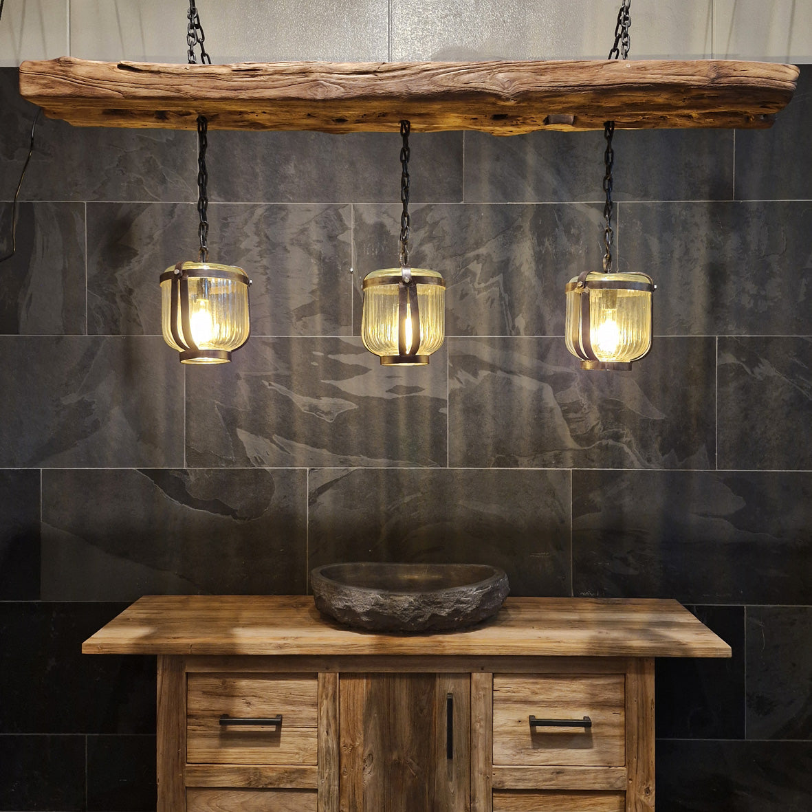 Hängelampe aus Metall mit Holzdesign, ideal für Badgestaltung, moderne Beleuchtung, sichtbar mit Holzbalken und stilvollem Design