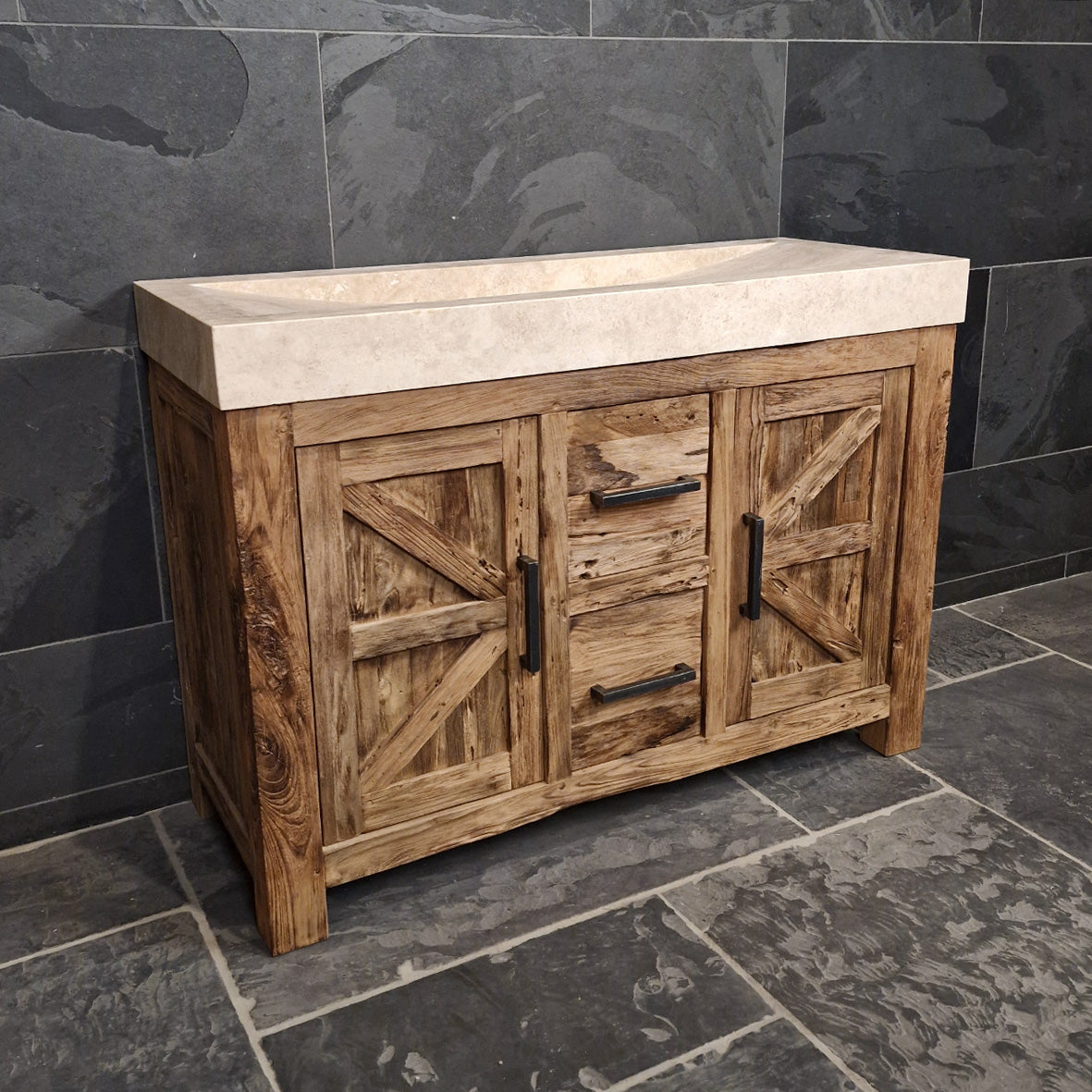 Moderner Unterschrank aus Teakholz mit glattem Waschtisch und Travertin-Front, für elegante Badgestaltung im natürlichen Design.