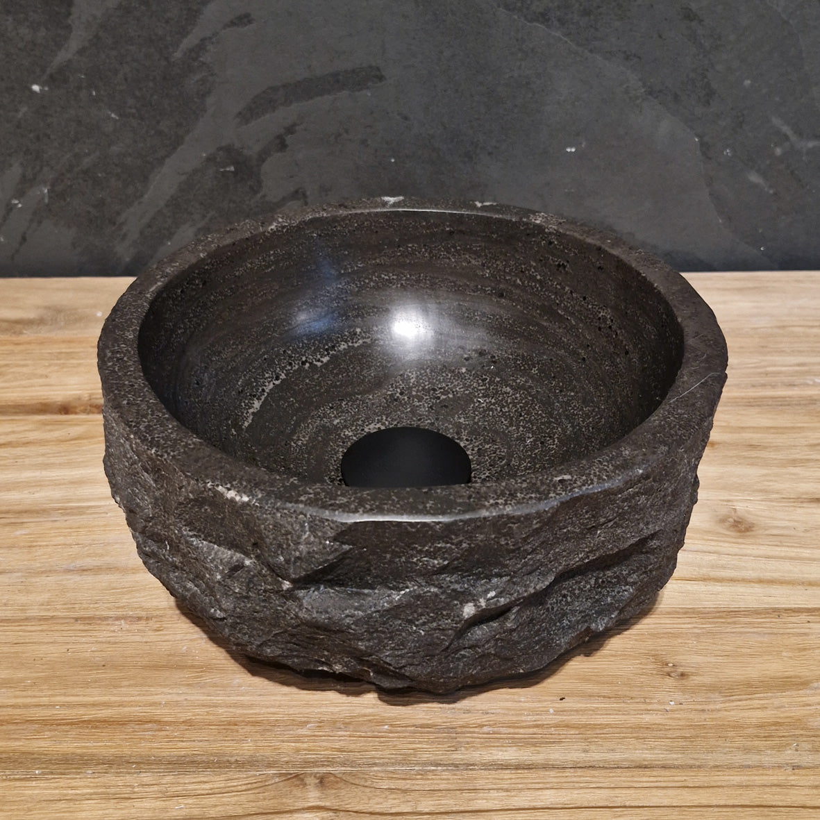 Rundes Aufsatzwaschbecken aus grobem Blaustein-Naturstein, 30 cm Durchmesser, für moderne Badgestaltung, von MOSKAU