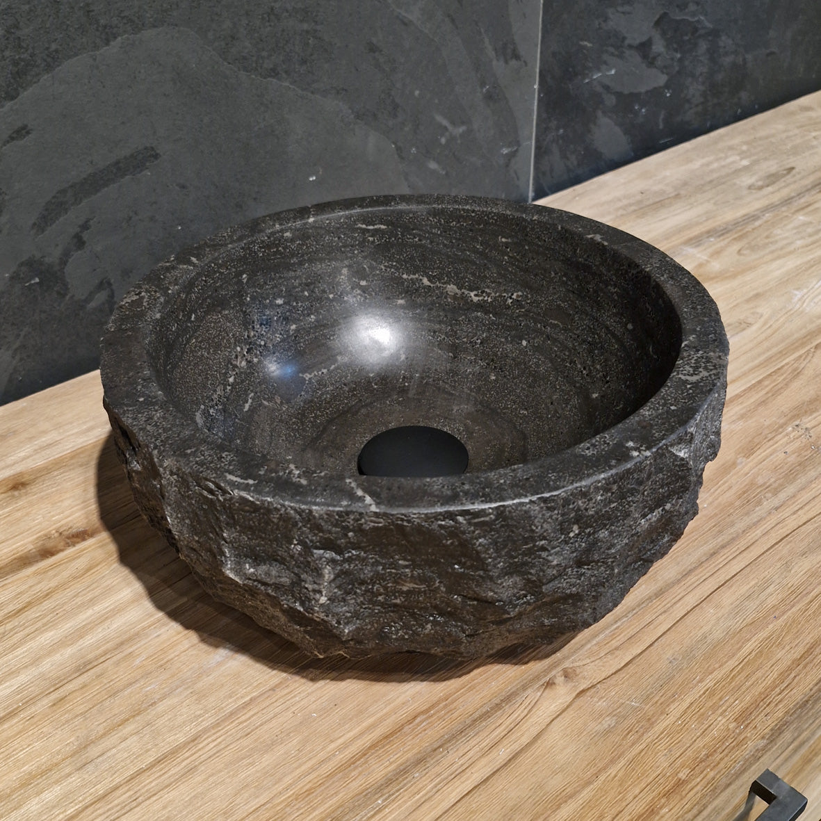 Rundes Aufsatzwaschbecken aus grobem Blaustein-Naturstein, 35 cm Durchmesser, für moderne Badgestaltung, von MOSKAU.