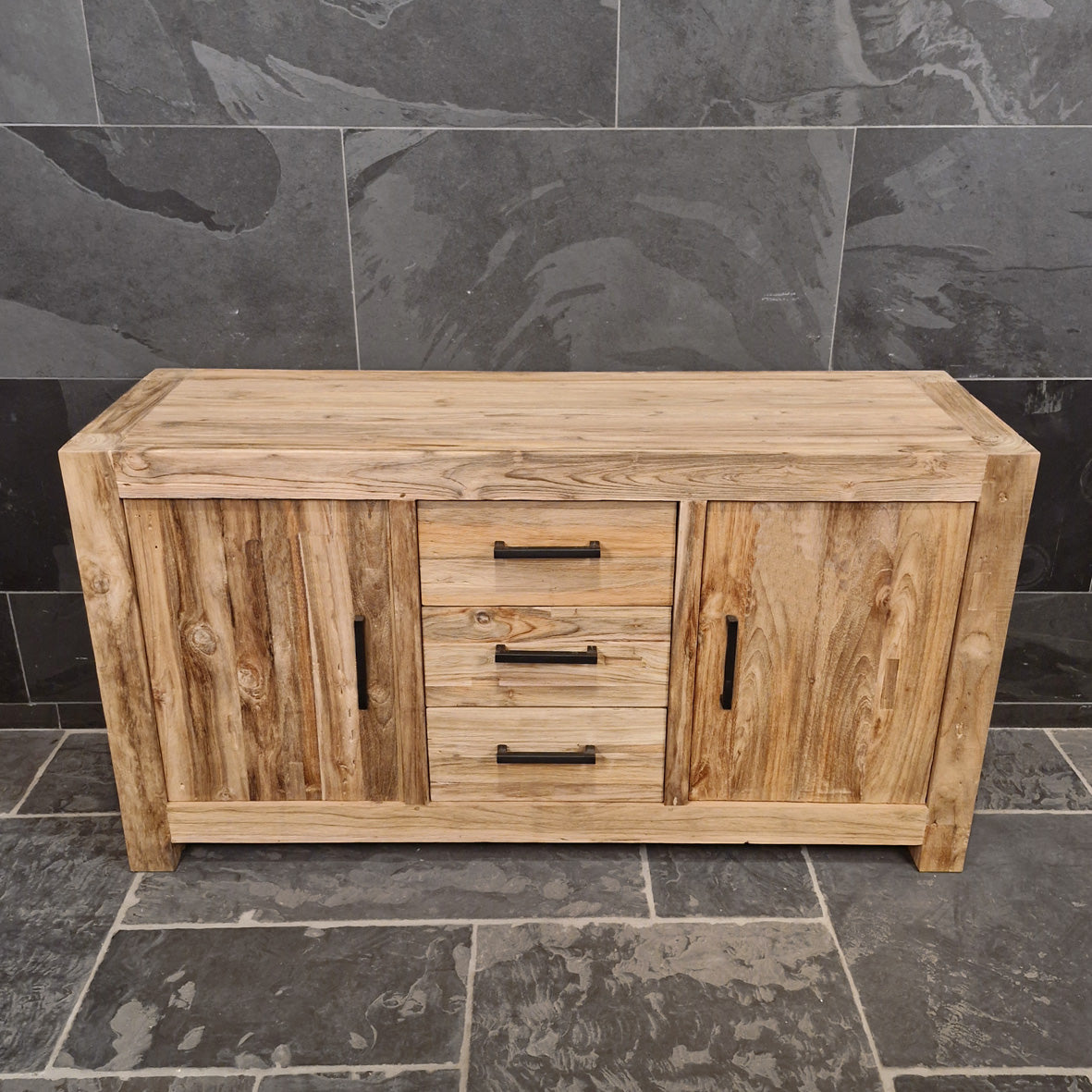 Rustikaler Unterschrank aus Teakholz von Manado, Badmöbel für Badezimmer, mit natürlicher Holzmaserung und robustem Design.