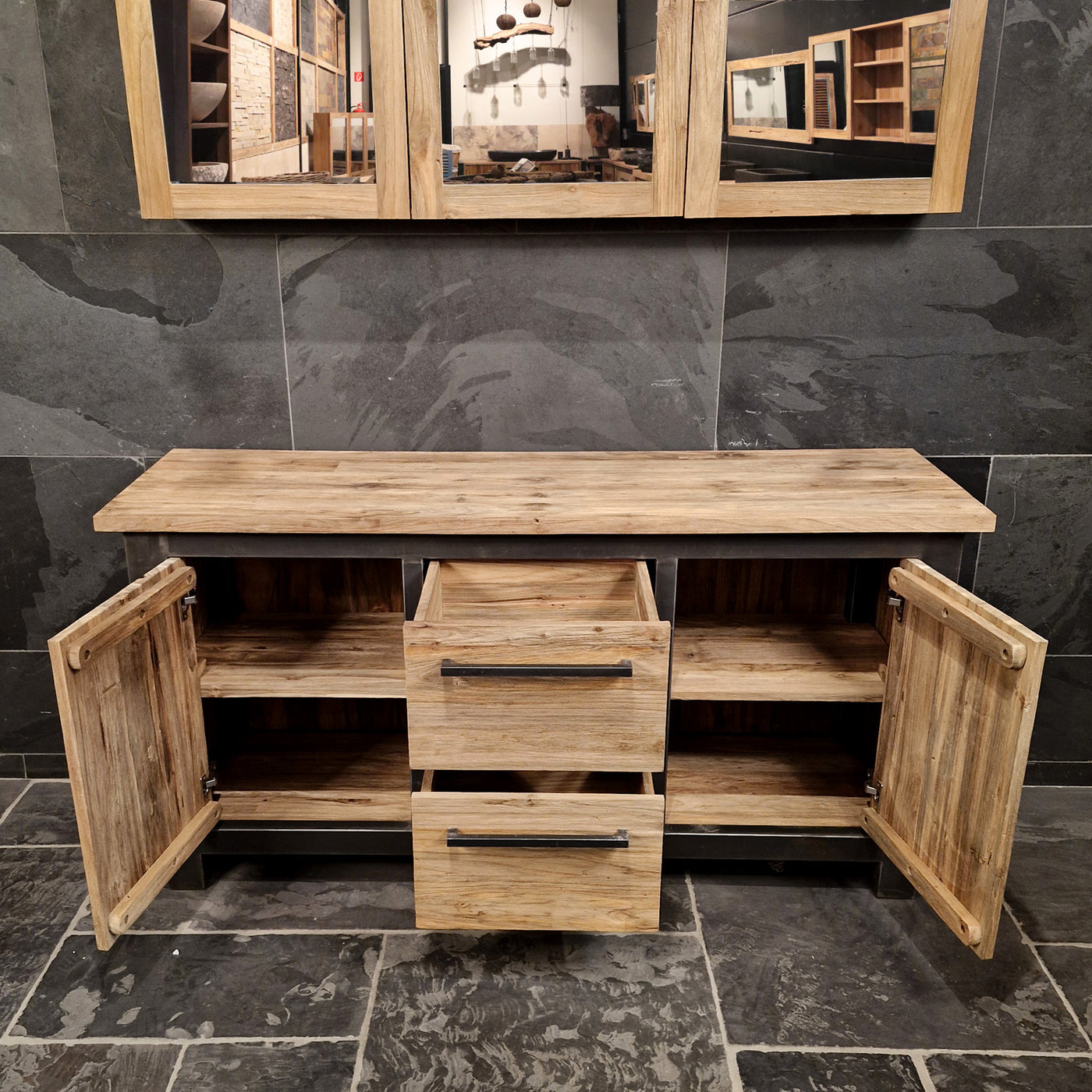 Massiver Badezimmer-Unterschrank aus Teakholz, Modell 8, von Metal Look, mit stilvoller Badgestaltung und praktischer Ablage.