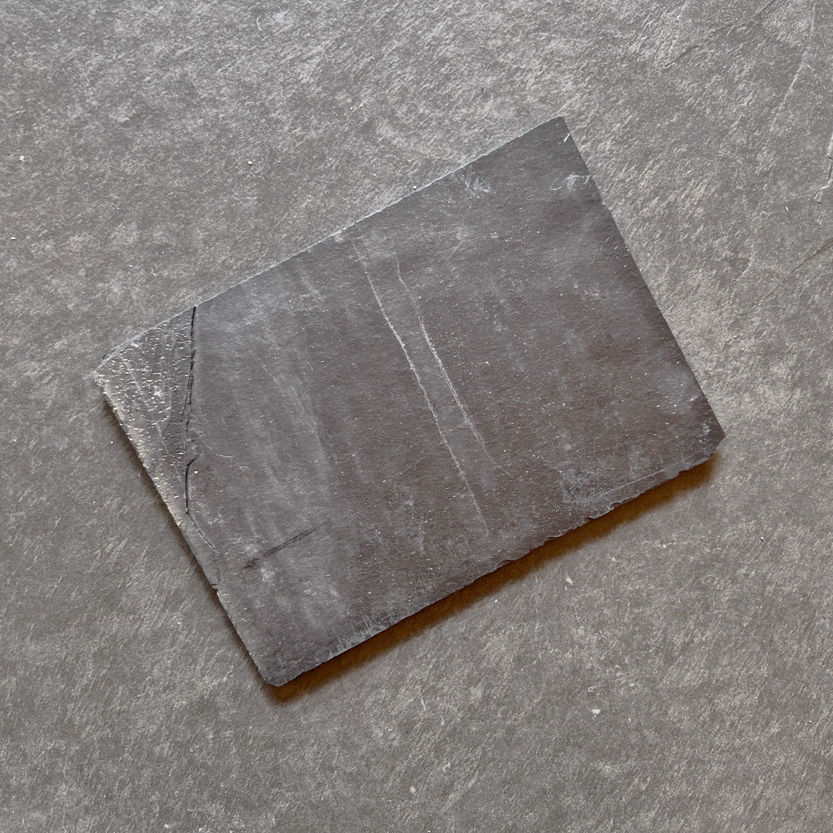 Natürlich wirkender Verblender aus afrikanischem Schiefer von BOEBOE BLACK, perfekt für Wandverkleidungen.