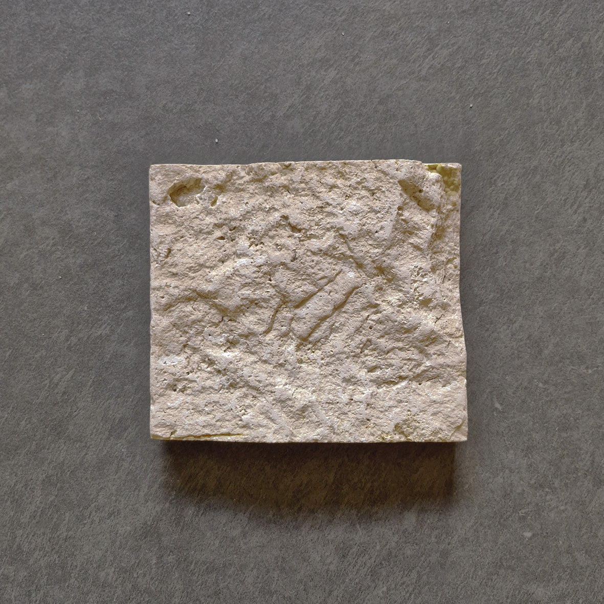 Naturstein Verblender aus Travertin, klein gebosselt, Muster, für Wandgestaltung, natürliche Oberflächenstruktur, Muster von Muster.