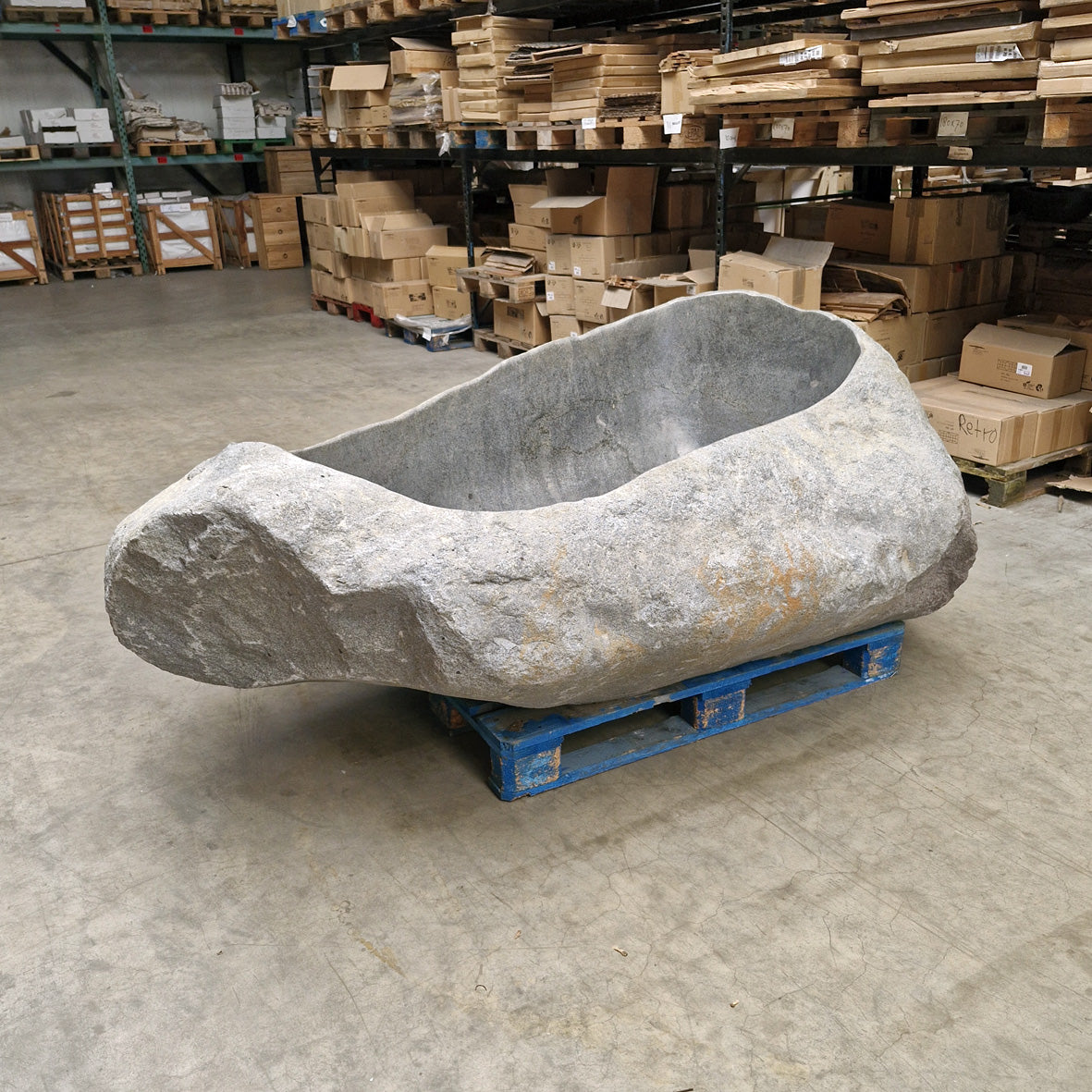 Freistehende Badewanne aus Flussstein von POSEIDON, Maße 226 x 130 x 80 cm, für elegante Badgestaltung.