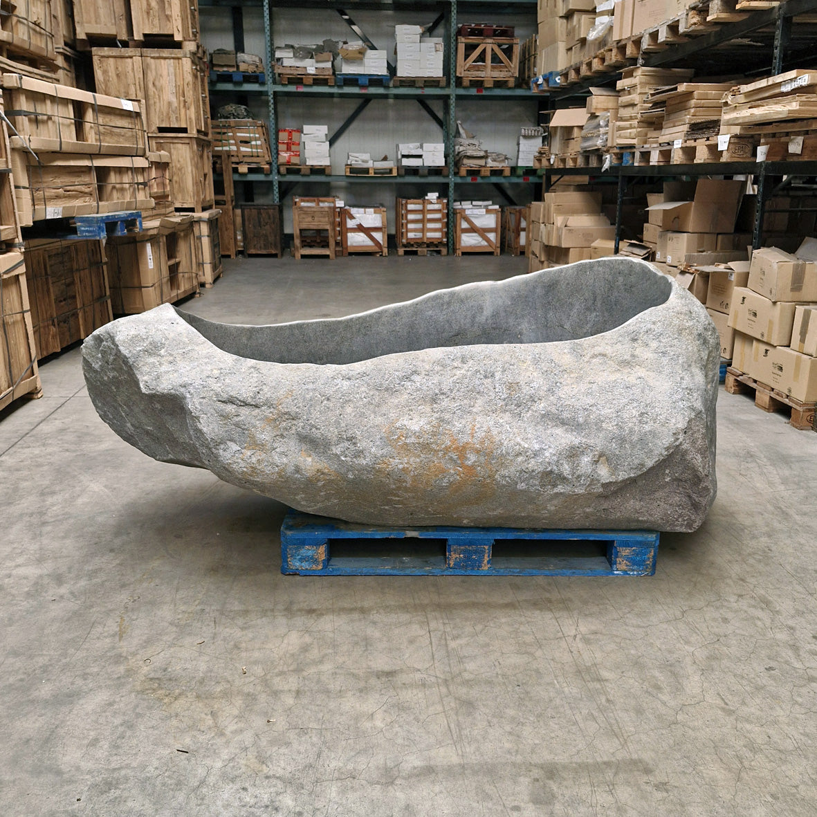 Freistehende Badewanne im Flussstein-Design von POSEIDON, Maße 226 x 130 x 80 cm, elegante Badgestaltung aus Mineralmaterial