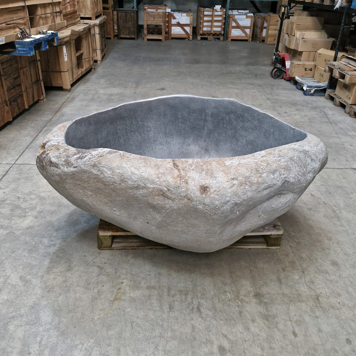 Freistehende Badewanne im Flussstein-Design von POSEIDON, Maße 180 x 134 x 70 cm, elegante Badgestaltung.
