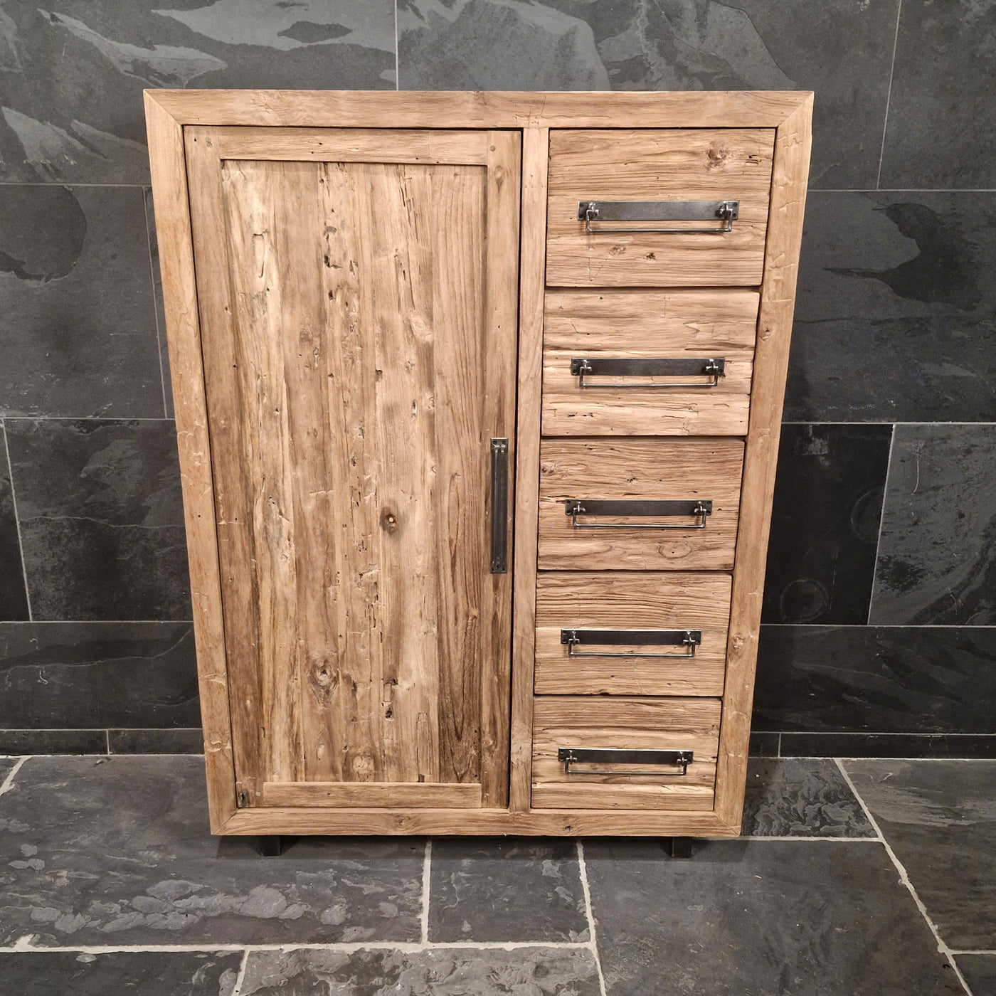 Hochschrank von PELEMSEWU für Badgestaltung, recycelt und nachhaltig, in 100x40x140 cm, mit zwei Türen.
