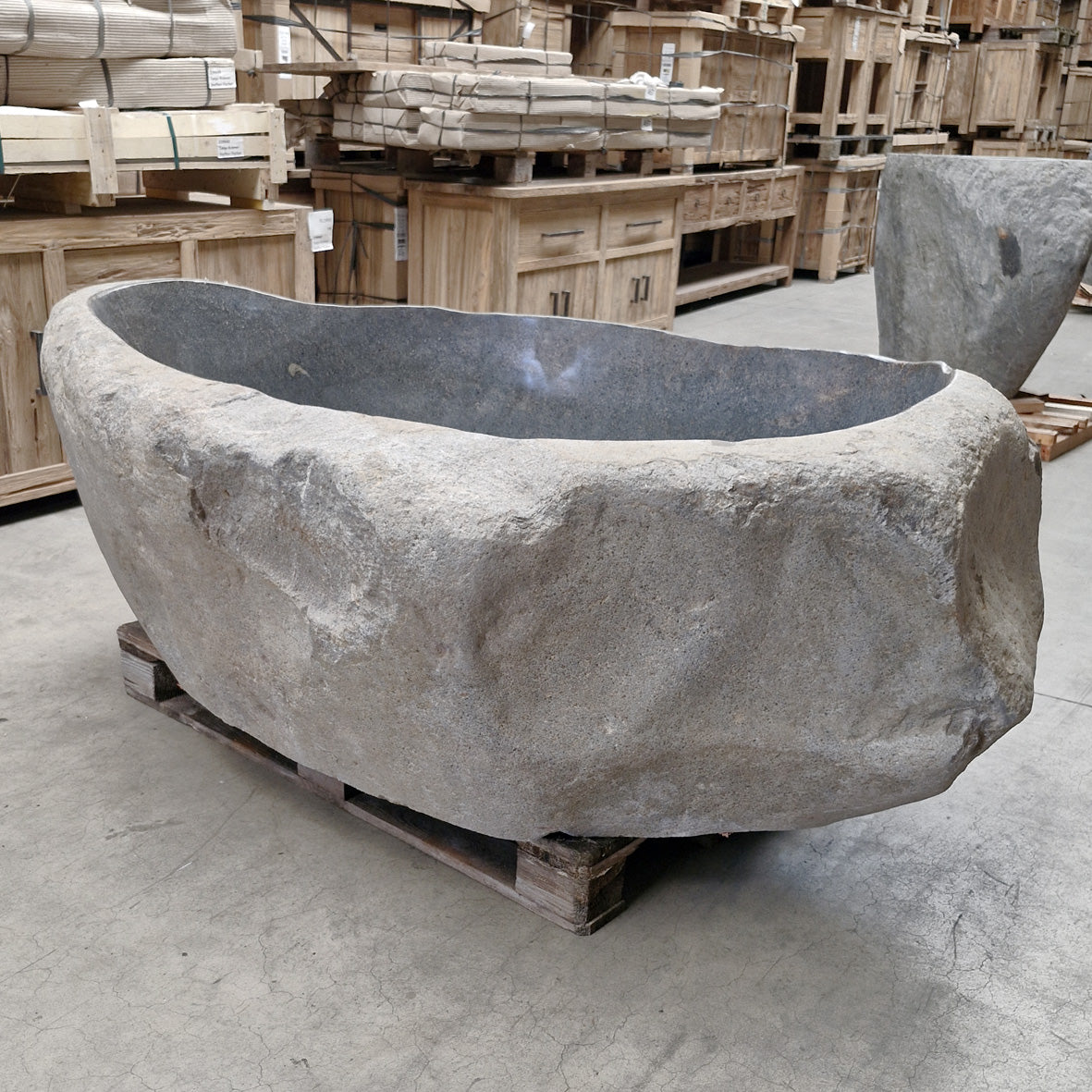 Freistehende Badewanne aus Flussstein von POSEIDON, Maße 193 x 120 x 67 cm, mit natürlicher Steinoptik für moderne Badgestaltung