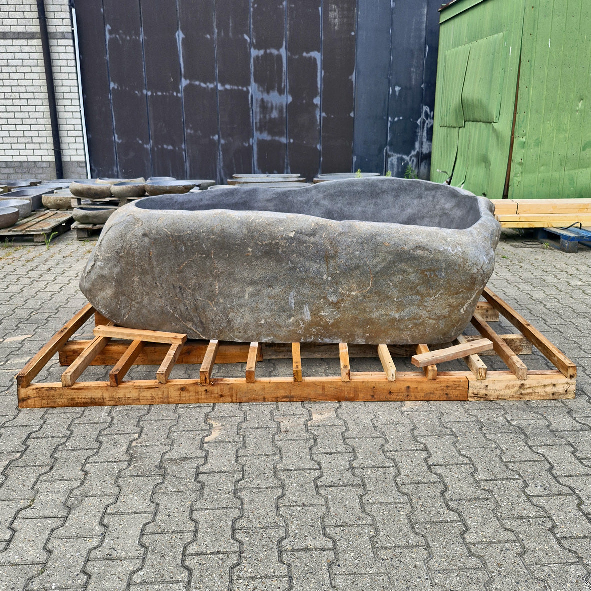 Freistehende Badewanne aus Flussstein von POSEIDON, 230 x 138 x 73 cm, elegante Badgestaltung mit natürlicher Optik