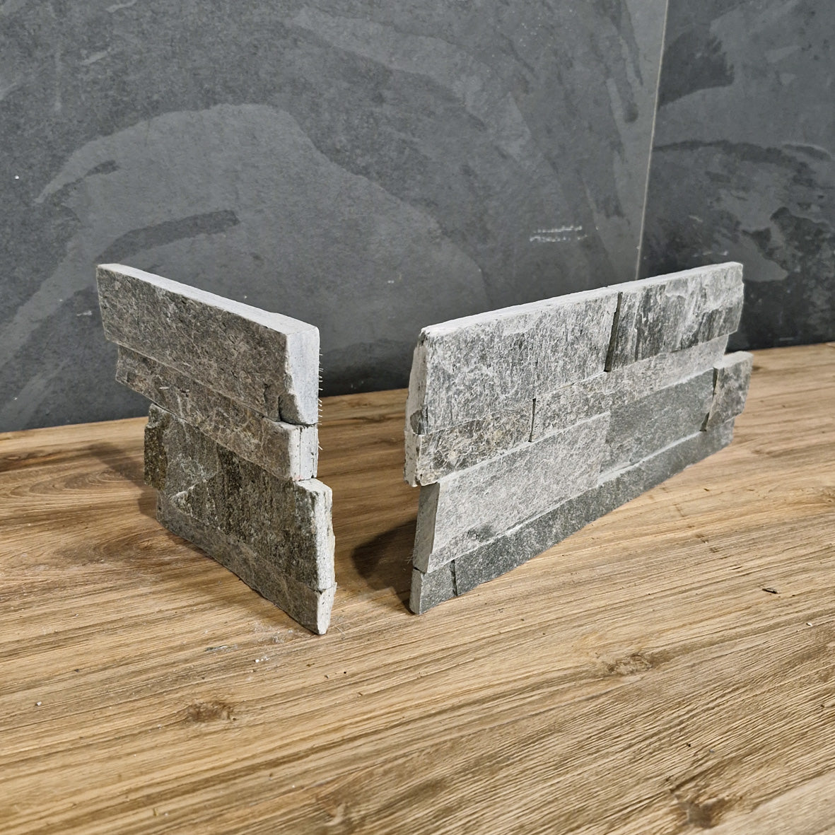 Naturstein Verblender aus Quarzit Silver Shine mit Muster, zeigt die strukturierte Oberfläche in natürlicher Farbgebung.