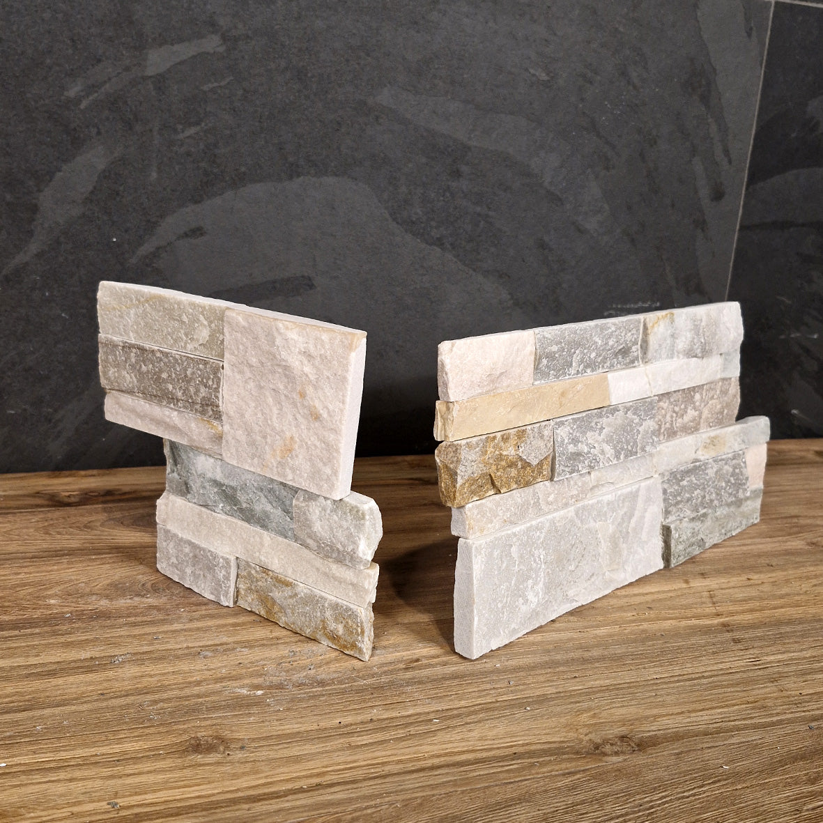 Naturstein Verblender aus Quarzit mit Blockmuster, Eckeansicht, robuste und elegante Fassadenverkleidung, Muster-Design.