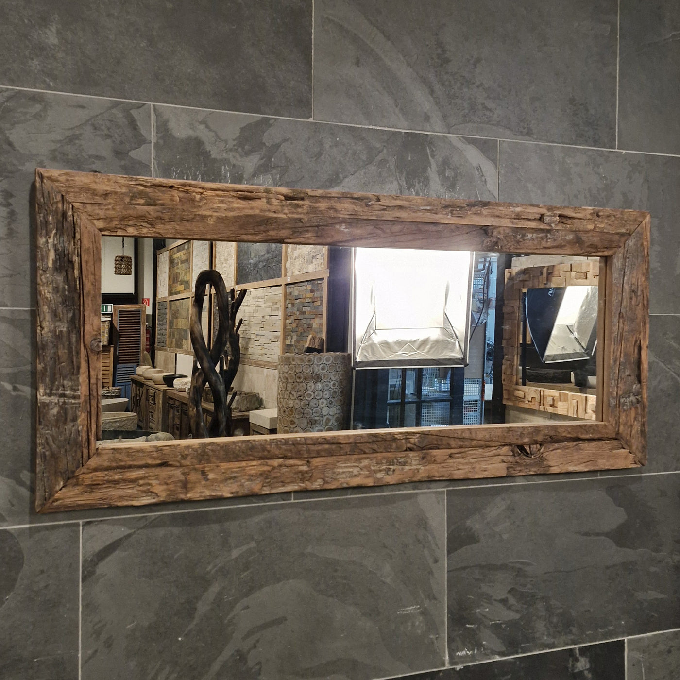 Rustikaler Wandspiegel von Railwood, mit farbigem Holzrahmen, für Badgestaltung, Maße 160x70x4 cm, natürliche Holzoptik.