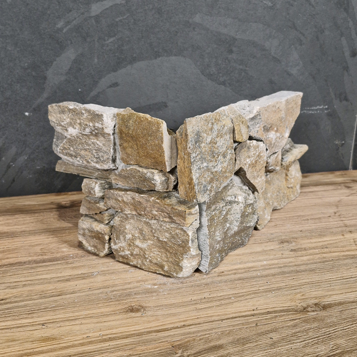 Rustique Quarzit Verblender aus Naturstein für Wandgestaltung, sichtbare Oberflächenstruktur und natürliche Farbvariante.