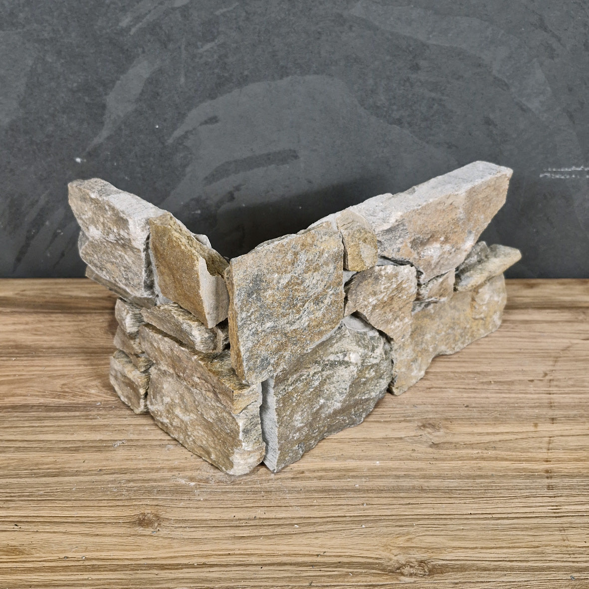 Naturstein-Verblender aus Quarzit von RUSTIQUE, zeigt eine stilvolle Wandverkleidung mit rustikaler Textur.
