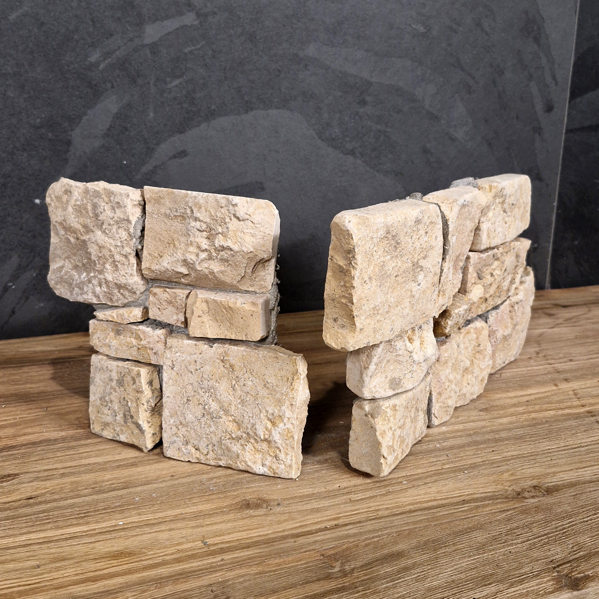 Muster von Rocks Verblender aus beige Kalkstein, Naturstein, mit rechteckigem Design und rustikaler Oberfläche.