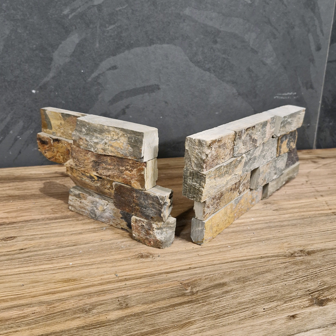 Rustikaler Naturstein-Verblender im Schiefer-Rustique-Muster, sichtbare Textur und natürliche Farbnuancen, ideal für Wandgestaltung