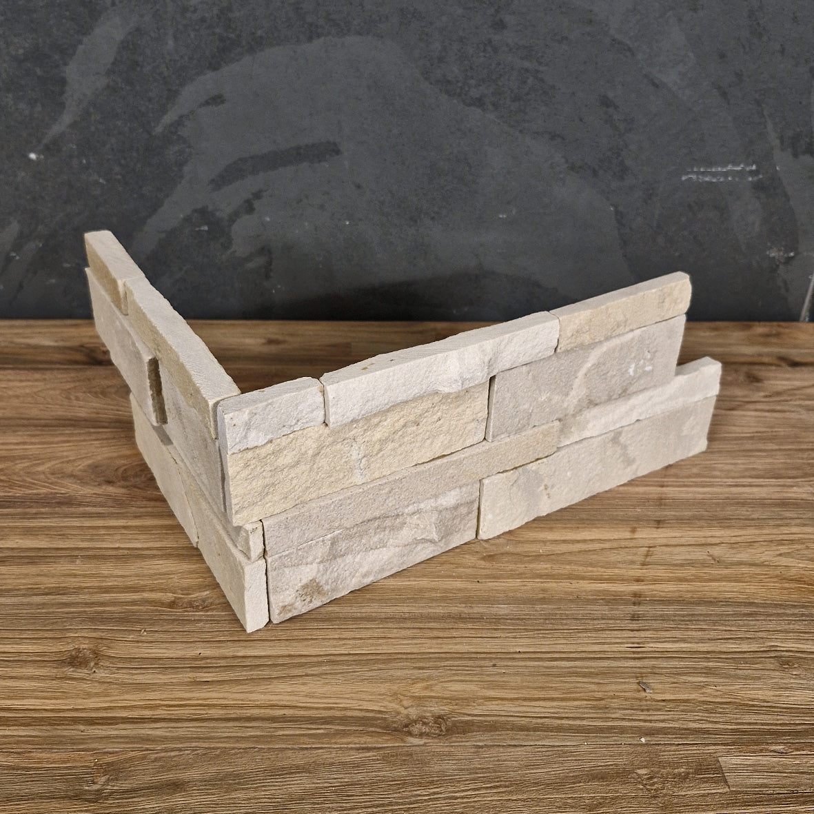 Naturstein Verblender aus Sandstein Virgin, Muster, Eckstuck-Design, für Wandverkleidung und dekorative Fassaden.