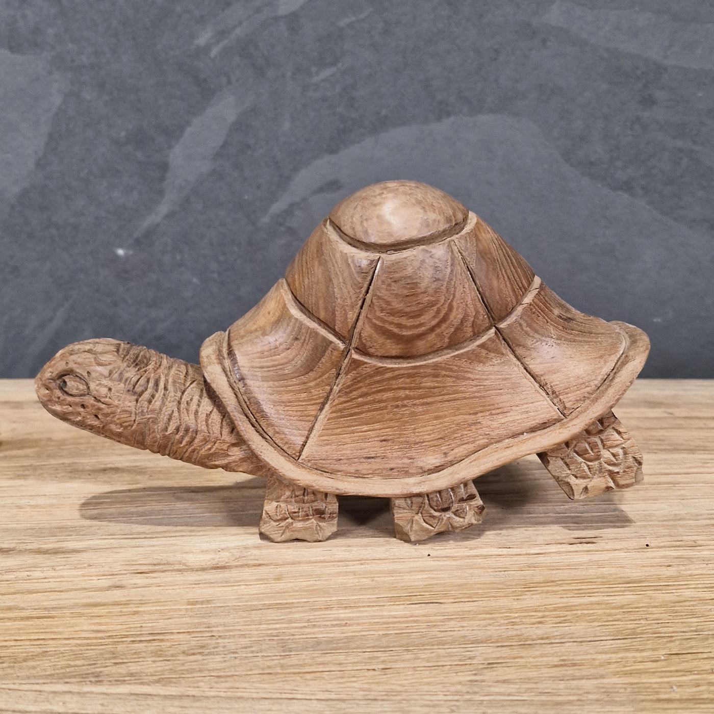Recycelte Teakholz-Schildkröte als Badgestaltung, kleine Dekofigur, naturbelassen, detailreiche Tier-Deko für Badräume