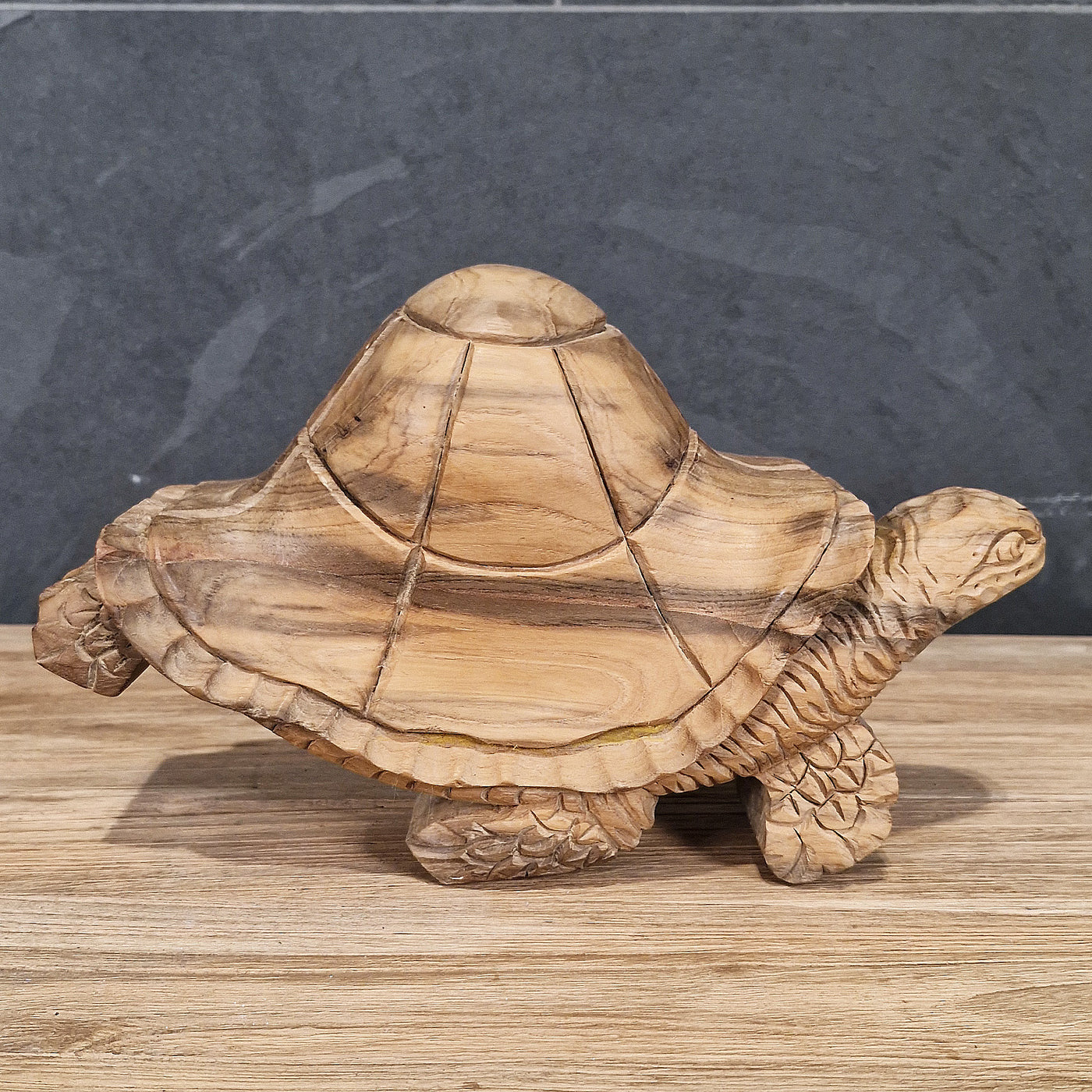 Deko Schildkröte aus recyceltem Teakholz, mittelgroße Badgestaltung, detailreiche Holzfigur, natürliche Optik