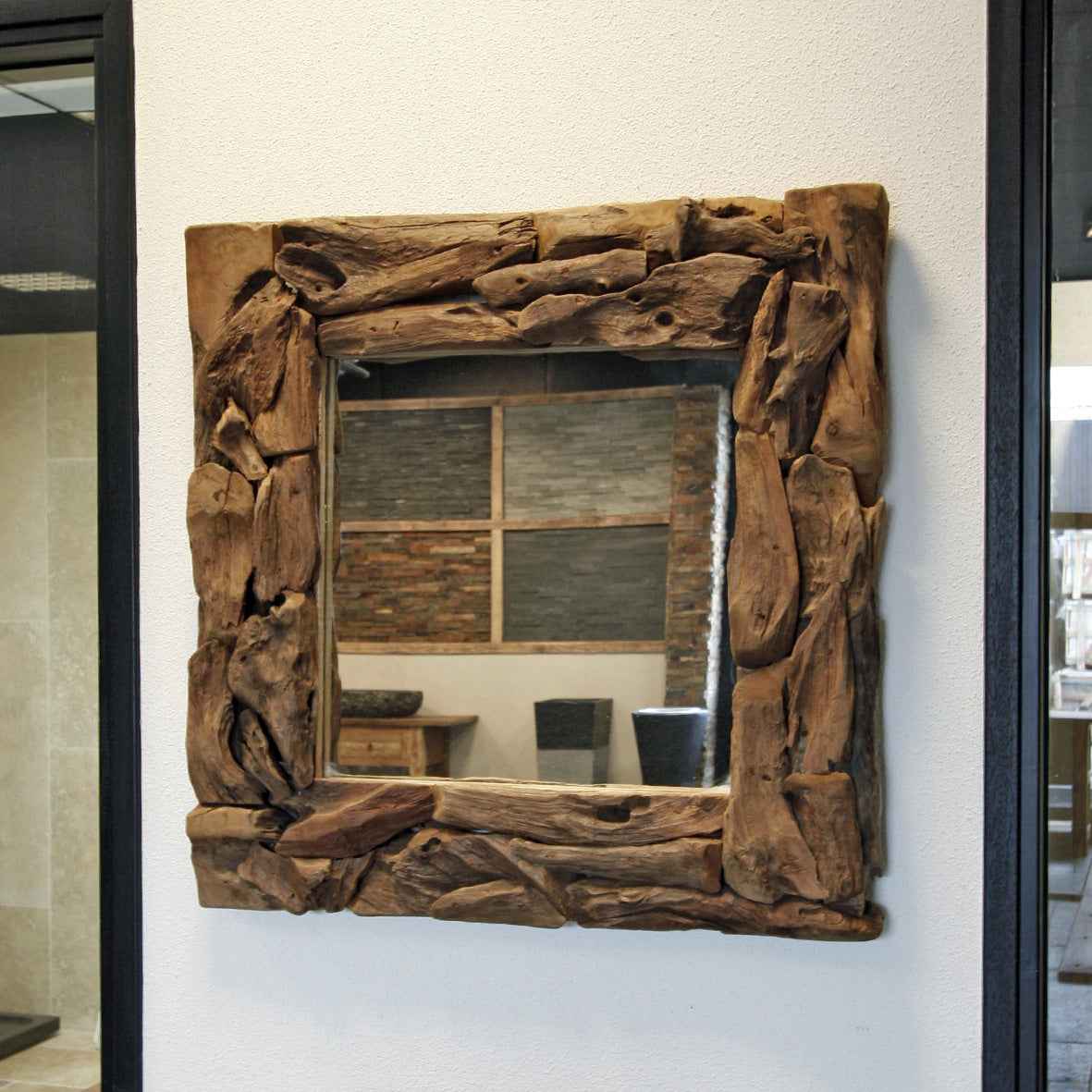 Quadratischer Wandspiegel aus recyceltem Teakholz, 88x88 cm, für Badgestaltung, von WURZELHOLZ.