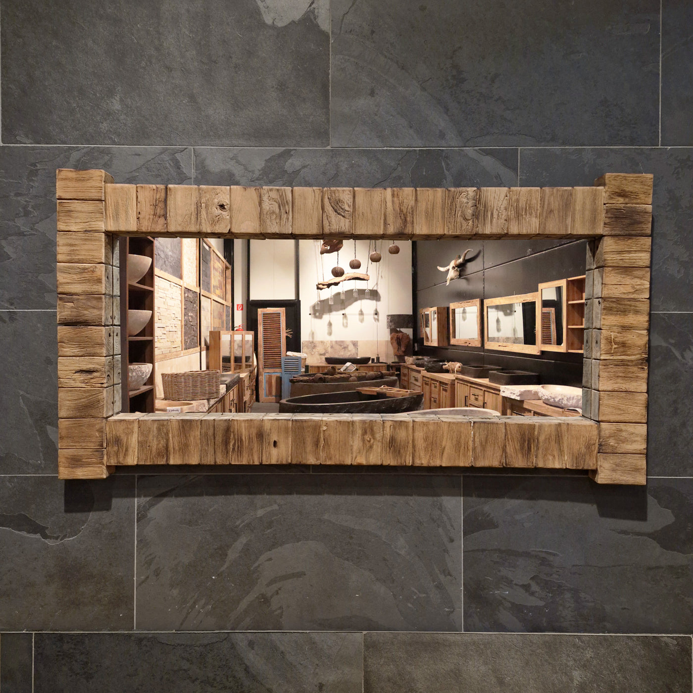 Teakholz-Spiegel für Badgestaltung, Einzelstück, Maße 154 x 81 x 8 cm, von MIT BLOCK, mit eleganter Holzrahmenoptik