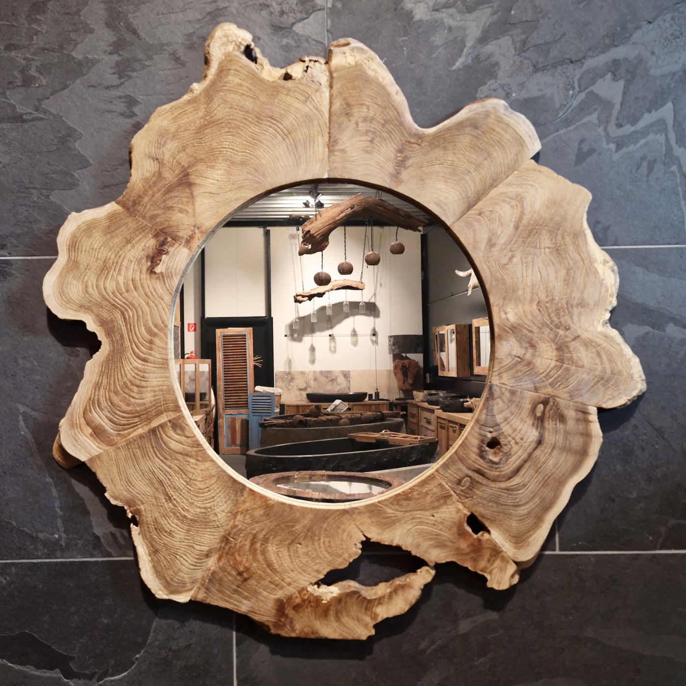 Großer Wandspiegel aus recyceltem Teakholz, Badspiegel mit modernen Design, 87x88 cm, von Baumstumpf für Badgestaltung.