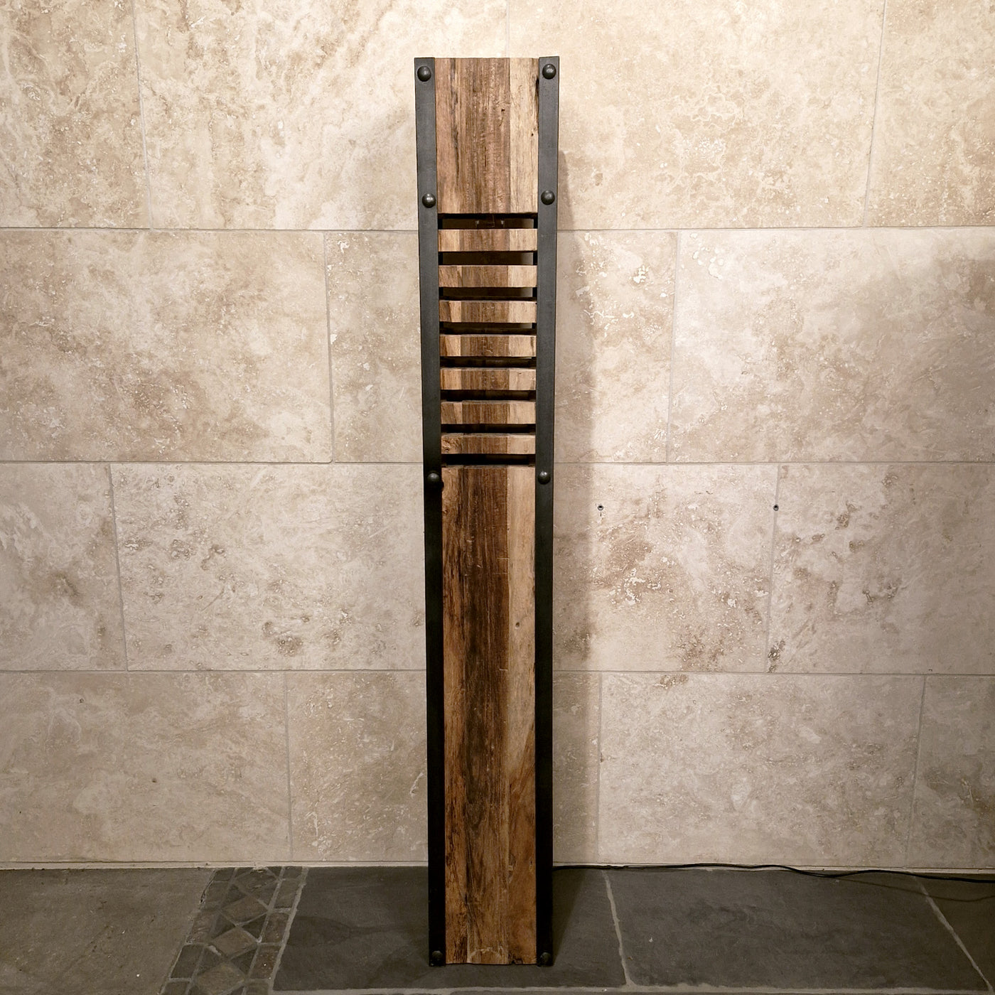 Indische Stehlampe aus Teakholz, Badgestaltung, mit naturalem Holzdesign und eleganter Beleuchtung, Maße 20x20x145cm.