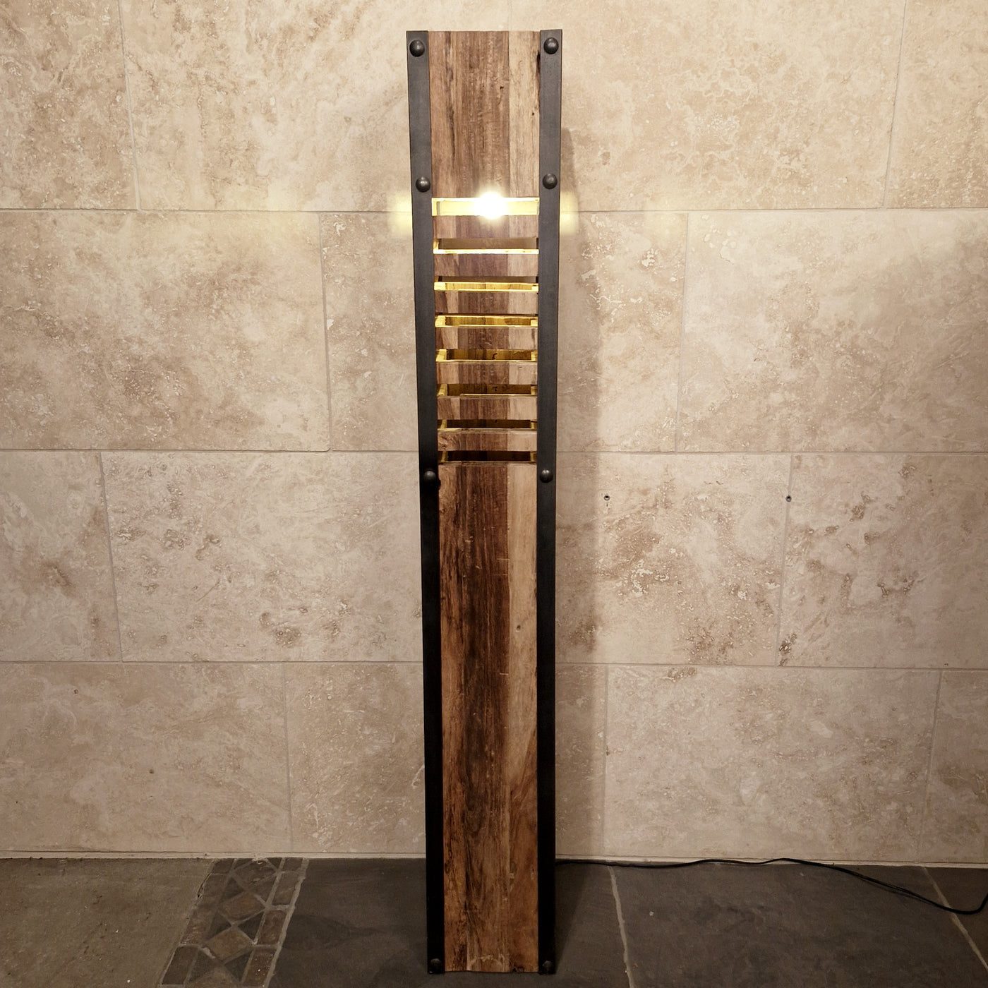 Stehlampe aus indonesischem Teakholz für Badgestaltung, rechteckiges Design, 145 cm hoch, natürliche Holzoptik.