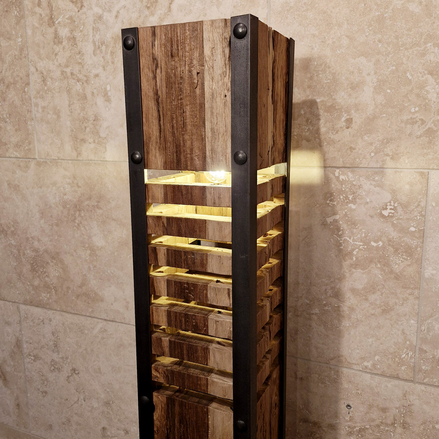 Indische Stehlampe aus Teakholz, für Badgestaltung, mit einem modernen Beach-Design, Maße 20x20x145 cm, von STEHLAMPE