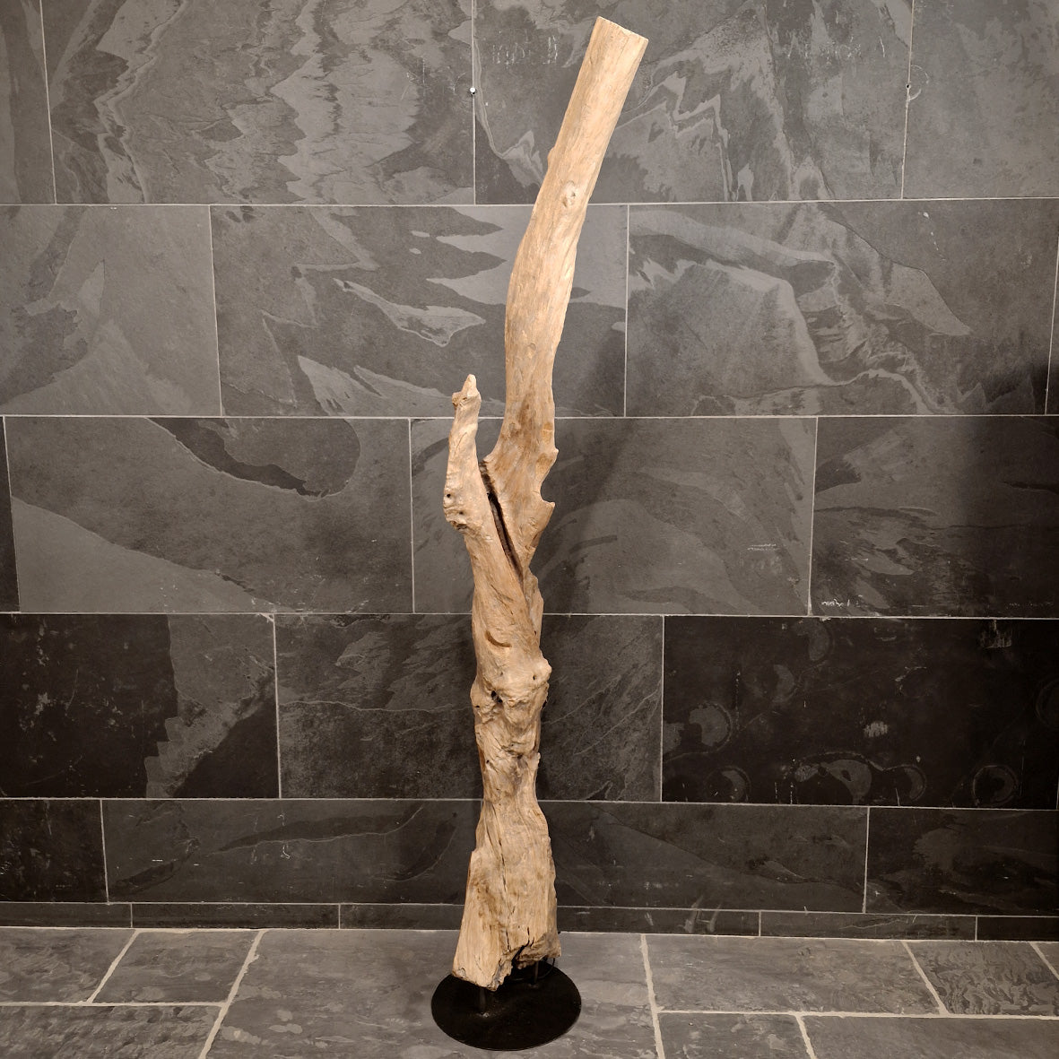 Stehlampe aus Indonesischem Wurzelholz, 190 cm hoch, für Badgestaltung, mit natürlicher Holzstruktur und warmem Licht.