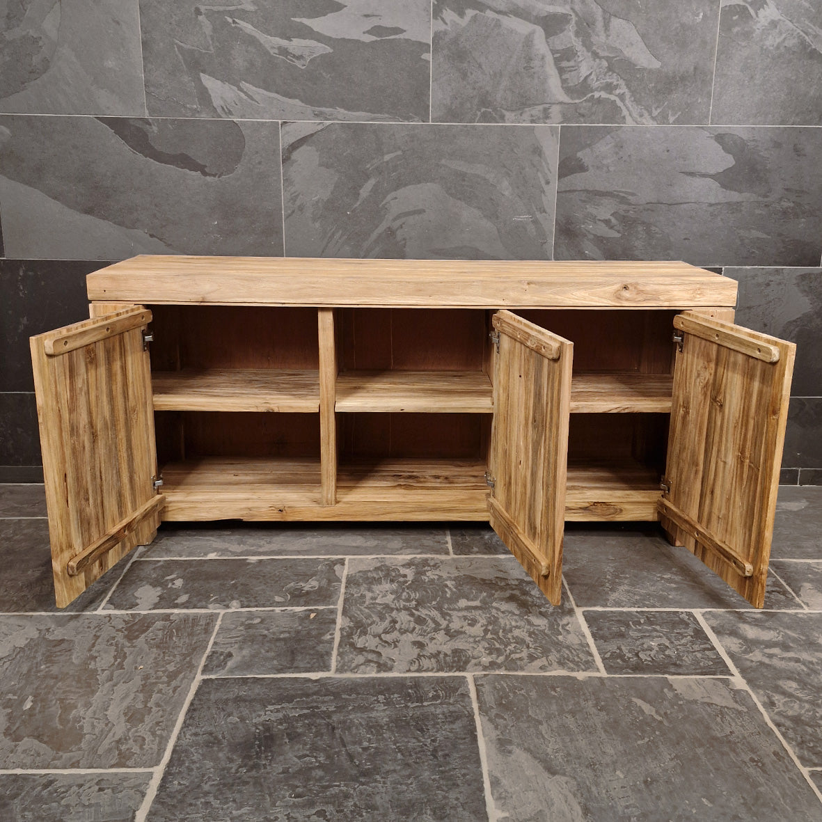 Recycelter Teak-Badunterschrank von Sumatra, robust und naturbelassen, mit klaren Linien und Stauraum für Badezimmer.